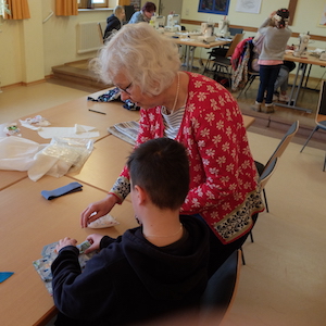Traudel Hillerich erklärt, wie aus einem Stück Stoff ein Geldbeutel wird. - Foto: Bernhard Bergmann