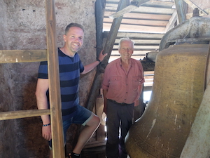 Dass die Hirschhorner Kirche zum Gemeindefest zu ihren Ehren bis hinauf in den Glockenstuhl gut vorbereitet ist, dafür sorgen unter anderem Pfarrer Alexander Muth (links) und der langjährige Kirchenvorsteher und unermüdliche Helfer Gert Heiß. - Foto: Bernhard Bergmann