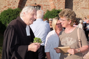 Wertschätzung und Dankbarkeit: Geschenke in Päckchen und Worten gab es reichlich für Pfarrer Dieter Borck.
- Foto: Bernhard Bergmann