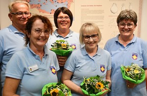 Geehrt wurden (von links): Gernot Niemeier aus Höchst für 15 Jahre, Brigitte Rodenhausen aus Dusenbach für zehn Jahre, Karina Glabisch aus Rimhorn für fünf Jahre sowie Elisabeth König aus Brombachtal für zehn Jahre und Christine Giezewski aus Bullau für fünf Jahre. - Foto: Michel Lang / DRK-Odenwaldkreis