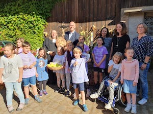 Michael Trumpfheller und Pfarrerin Anneke Peereboom (Mitte hinten) gestalteten den Gottesdienst, tatkräftig unterstützt von Kindern der Evangelischen Grundschule Weiten-Gesäß und ihren Lehrerinnen (von links) Jasmin Wörz, Anette Röhner und Alke Kuschel. - Foto: Kirchengemeinde Würzberg