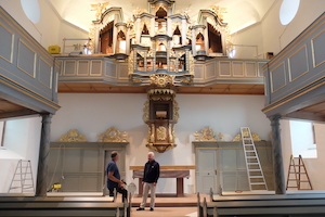 Was ist als nächstes zu tun? Pfarrer Martin Hecker (rechts) und Küster Jürgen Schmidt beraten. - Foto: Bernhard Bergmann
