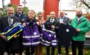Die neue Einsatzkleidung der Notfallseelsorge und Krisenintervention im Odenwaldkreis präsentieren von links: Dekan Carsten Stein, Frank Sauer (Vorstand DRK Odenwaldkreis), Pfarrer Harald Poggel (Bistum Mainz), Christiane Ruppert (Förderverein für Notfallseelsorge und Krisenintervention im Odenwaldkreis), Uwe Klauer (Vorstandsmitglied Sparkasse Odenwaldkreis), Holger Wießmann (Vorsitzender des Fördervereins für Notfallseelsorge und Krisenintervention im Odenwaldkreis) und Bernd Siefert (Präsident des Rotary Clubs Erbach-Michelstadt). - Foto: Michel Lang/DRK
