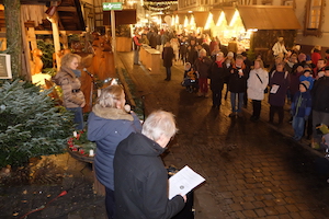 Pfarrer Christoph Zell, Pfarrerin Dr. Anneke Peereboom (Mitte) und Kantorin Beate Ihrig gestalteten gemeinsam einen Abend beim Lebendigen Adventskalender an der Krippe neben der Michelstädter Stadtkirche. - Foto: Bernhard Bergmann