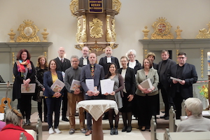 (von links): Christine Warmbold, Doris Funck, Sandra Suhm, Michael Trumpfheller, Matthias Streffer, Propst Stephan Arras, Markus Schäfer, Dekan Carsten Stein, Patricia Rostasi, Nina Jährling, Anne Hechler, Katrin Beisel, Pfarrerin Renate Köbler, Pfarrer Thomas Hoerschelmann, Tamas Hofferbert. - Foto: Bernhard Bergmann