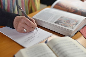 Eigenständig Predigten vorzubereiten, gehört zu den Aufgaben im Prädikantendienst. - Foto: Tobias Frick/fundus-medien.de