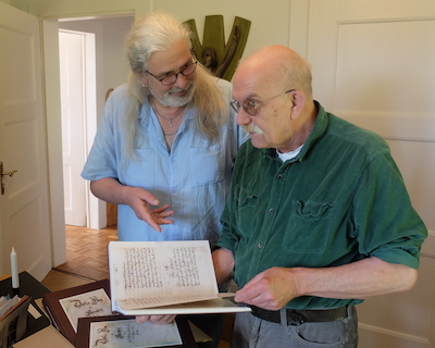 Freude am druckfrischen 'Dorffs Buch'-Faksimile haben Pfarrer Reinhold Hoffmann (links) und Thomas Wilcke.
- Foto: Bernhard Bergmann