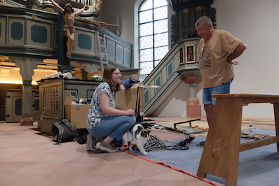 Baustellen-Besprechung mit Katze: Pfarrerin Christina Meyer und Hermann Trenschel. - Foto: Bernhard Bergmann