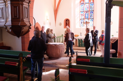 Beeindruckt vom Güttersbacher Kirchenraum, auch ohne Orgel, waren die Besucher, die im Rahmen des Orgelförderprogramms in den Odenwald gekommen waren. - Foto: Bernhard Bergmann