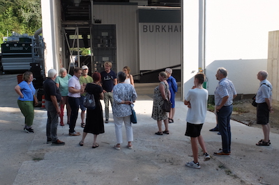 Geschäftsführer Gunnar Krannich (4. von links) führte die Besucher über das UPhO-Gelände. - Foto: Bernhard Bergmann