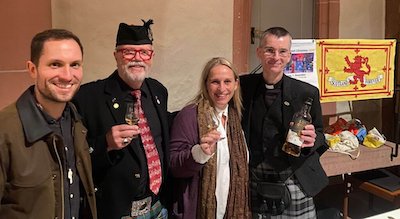 v. l. n. r.: Vikar Christian Feidner, Piper Lothar Eckmayer, Pfarrerin Anneke Peereboom und Pfarrer Wolfgang Rothe. - Foto: Kirchengemeinde Michelstadt