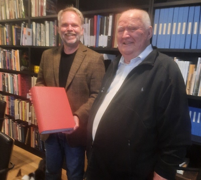 Dr. Christian Ring (li.), der Direktor der Nolde-Stiftung in Seebüll, freute sich über die Arbeit, die Pfarrer Gerhard Schäfer ihm überreichte.
- Foto: Gisela Schäfer