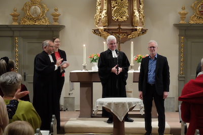 Willkommensapplaus für den neuen Kirchenmusiker Johannes Schmidtke (rechts) gab es von der Gemeinde sowie (v. li.) von Dekan Carsten Stein, Präses Sandra Schultheis und Pfarrer Martin Hecker. - Foto: Bernhard Bergmann