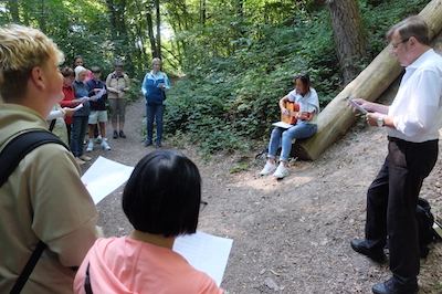 Pfarrer Frank Couard (rechts) las unterwegs Psalmworte, Jessica Behrendt begleitete den Gemeindegesang auf ihrer Gitarre. - Foto: Bernhard Bergmann